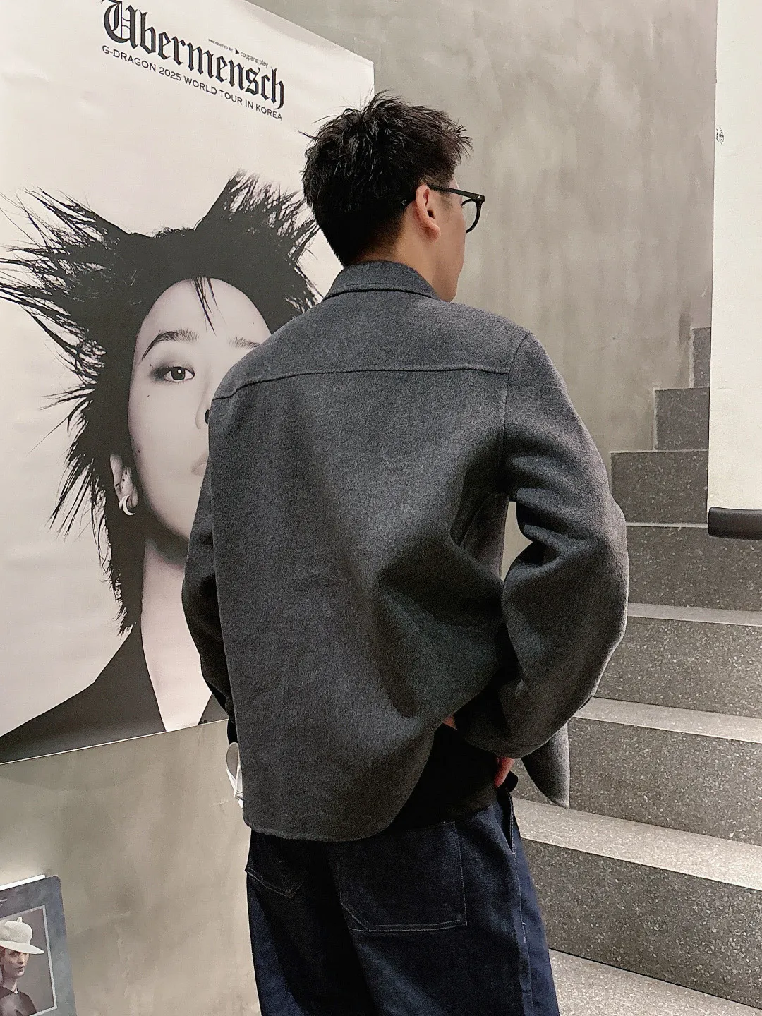 (Purely handmade) LP&Nuoyou Panya Premium men’s wardrobe must-have pure handmade cashmere wool coat. Each piece is sewn by hand. Seamless inside - with packaging. Regarding style and design: If the long coat made of woolen material is too picky about "hardware" and "software", then this group of short coats is enough to accommodate. With simple small lapels and straight micro silhouette, the overall style is minimalist and youthful at the same time. About the fabric and technology: It is made of 80 wool, 10% mulberry silk, 10% cashmere. The wool is specially processed by imported equipment from Italy, which makes the texture of the cloth quite excellent, with a fluffy and saturated velvet texture. The fabric is soft, delicate and high-end, and the garments have super wrinkle resistance. The entire jacket is hand-sewn by a master craftsman stitch by stitch, and is produced with great ingenuity. Dark stitches are used to outline the edges and three-dimensional contours, keeping the garment minimalist while showing the craftsmanship value. Every stitch and proportion is carefully arranged. Sizes: S-2XL